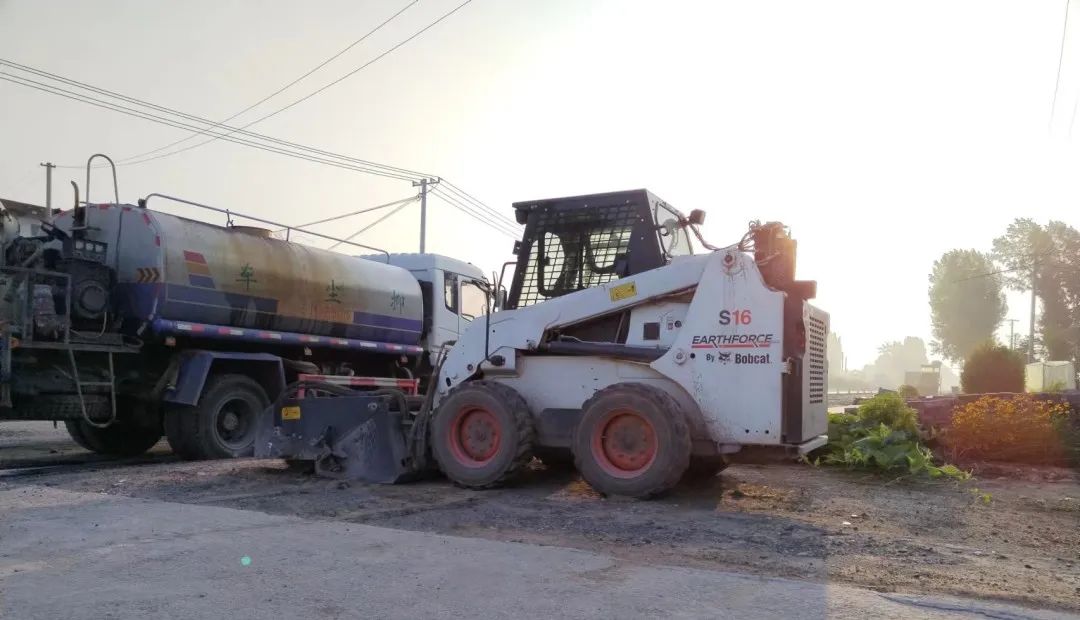 Fighting for Taihua Interchange? Bobcat S16 Helps Xi'an Road Maintenance