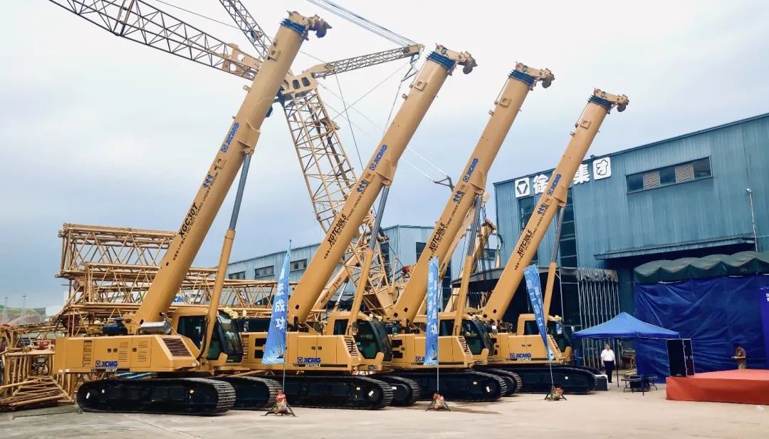 Step on thousands of miles, climb the peak! XCMG Crawler Crane 2023 "Two Hearts" Service Action Horn Sounded