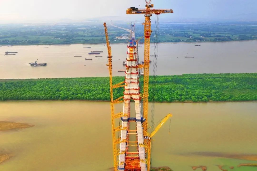 308 meters! XCMG Tower Crane Helps the World's Largest Span Three-Tower Cable-Stayed Bridge to Seal the Golden Roof