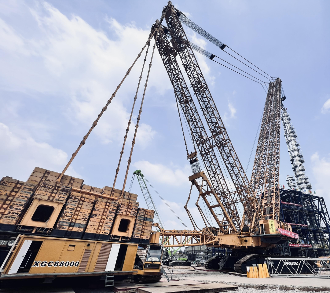 New record blessing! XCMG 4000-ton Crawler Crane Helps Jinling Petrochemical