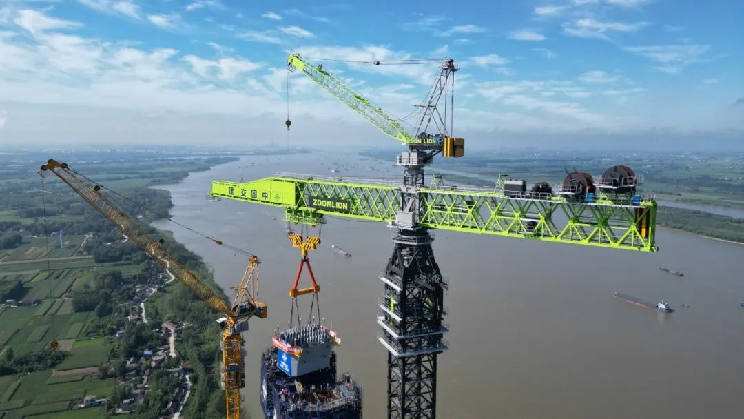 Boosting the construction of the world's largest span three-tower cable-stayed bridge, the world's largest tower crane of Zoomlion made a successful debut