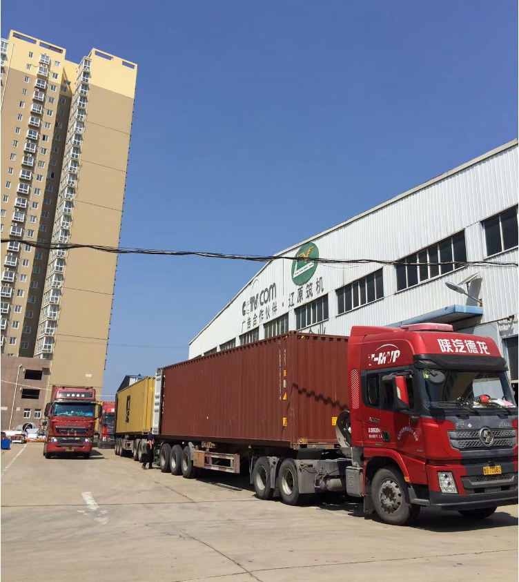 The motorcade enters the factory, and the export asphalt mixing station equipment is loaded and delivered!