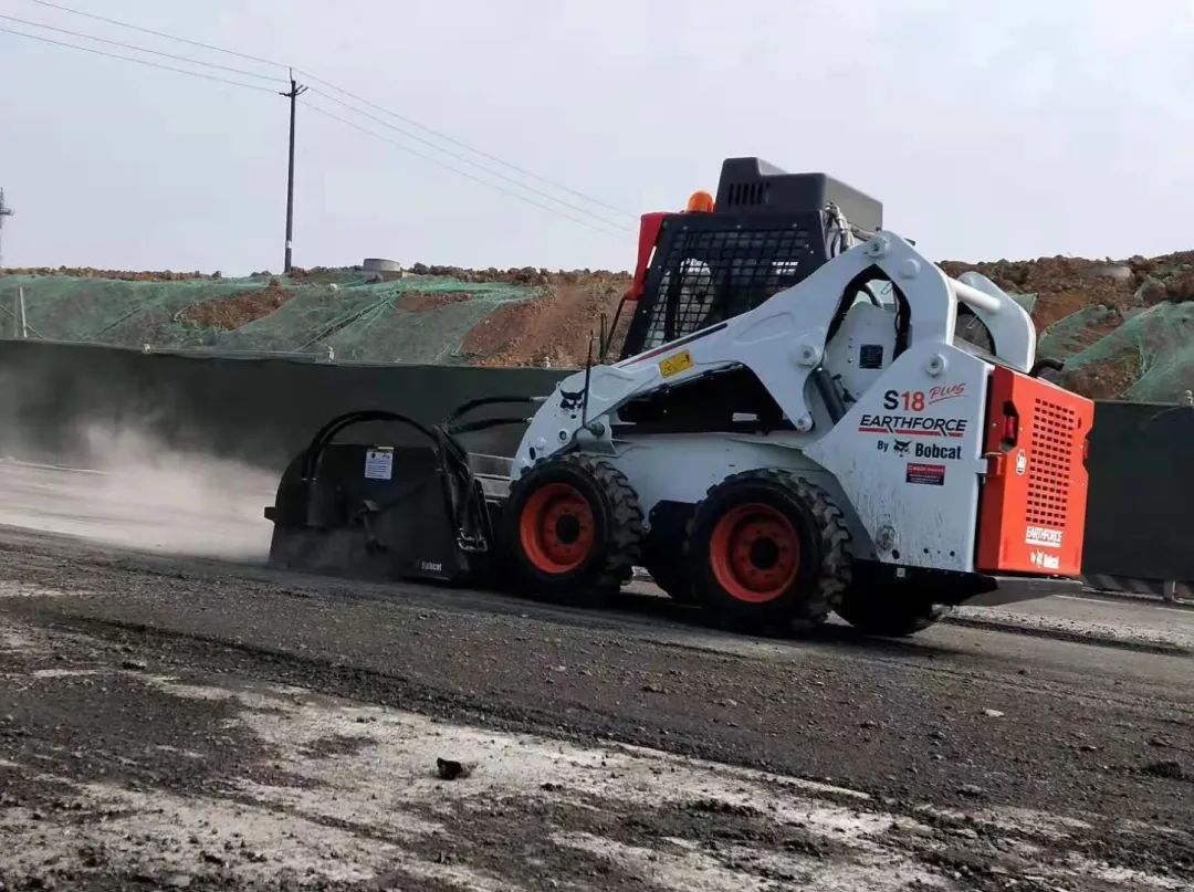 Cleaning Main Force Bobcat S18 Premium Edition Construction Collection