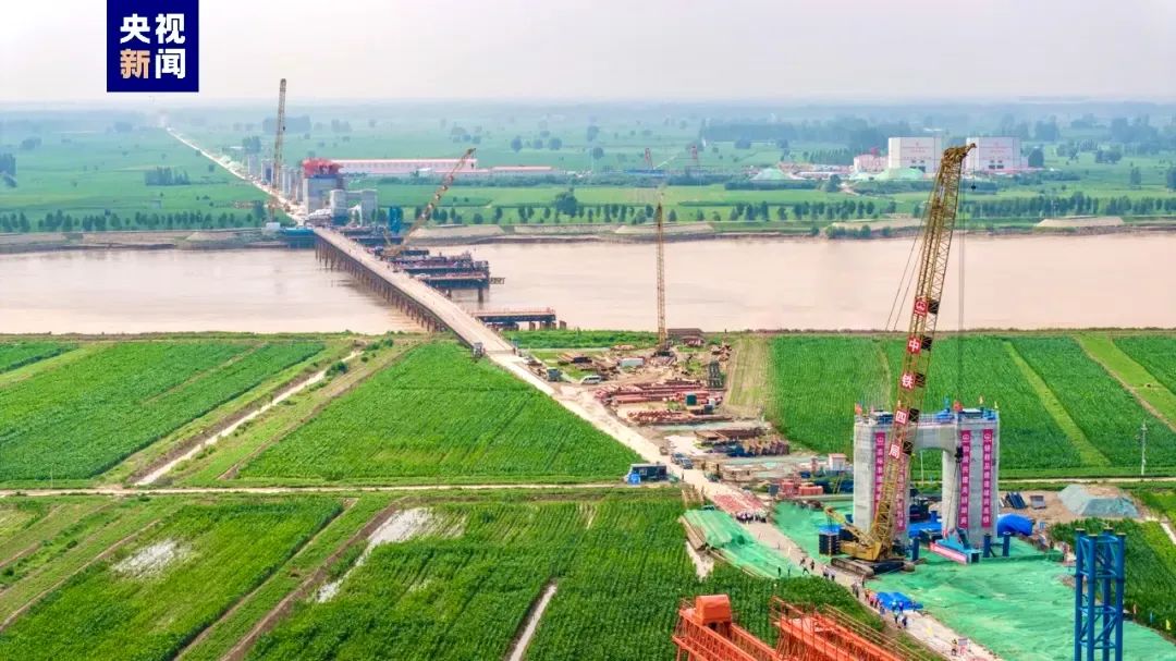 CCTV Focus! XCMG Crawler Crane Cluster Helps Xiongshang High-speed Railway Yellow River Bridge!