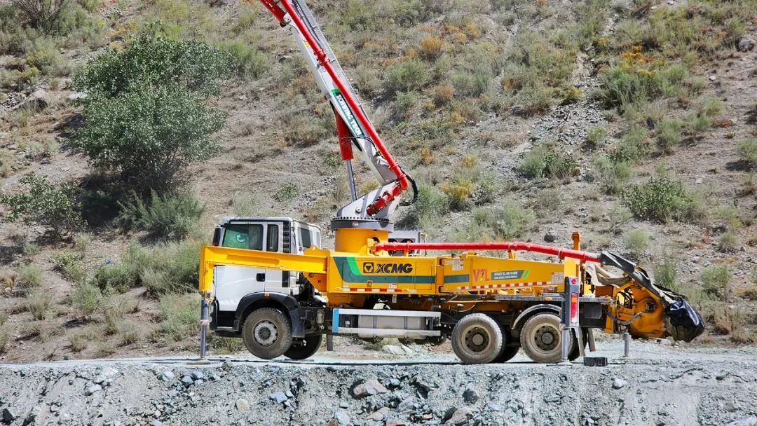 Jointly build the "New Silk Road" between China and Tajikistan! XCMG Pump Truck "Gaoshan Country" Shows Strength!