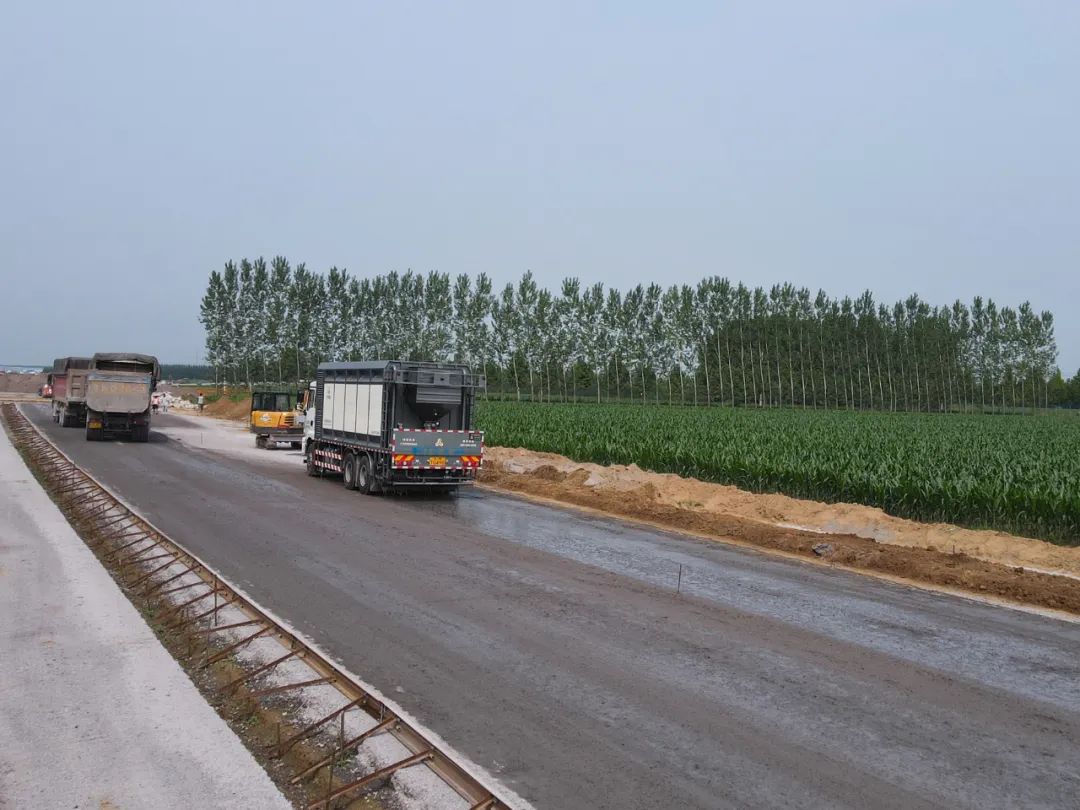 Construction of Mingdong Expressway Connection Line Assisted by Jiuzhou Luda Cement Paste Spraying Vehicle