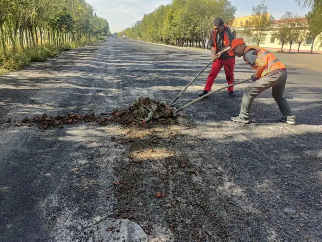 Municipal Highway Maintenance Center Blows the "Assembly Number" of Highway Maintenance Work in Autumn