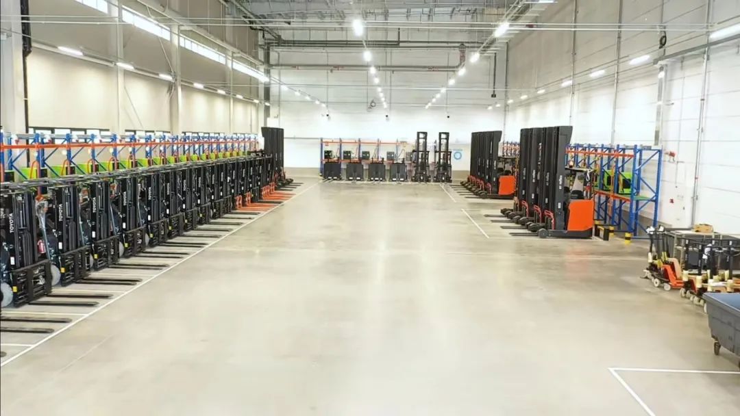 49 Toyota BT lithium-ion forklifts help IKEA service respond quickly