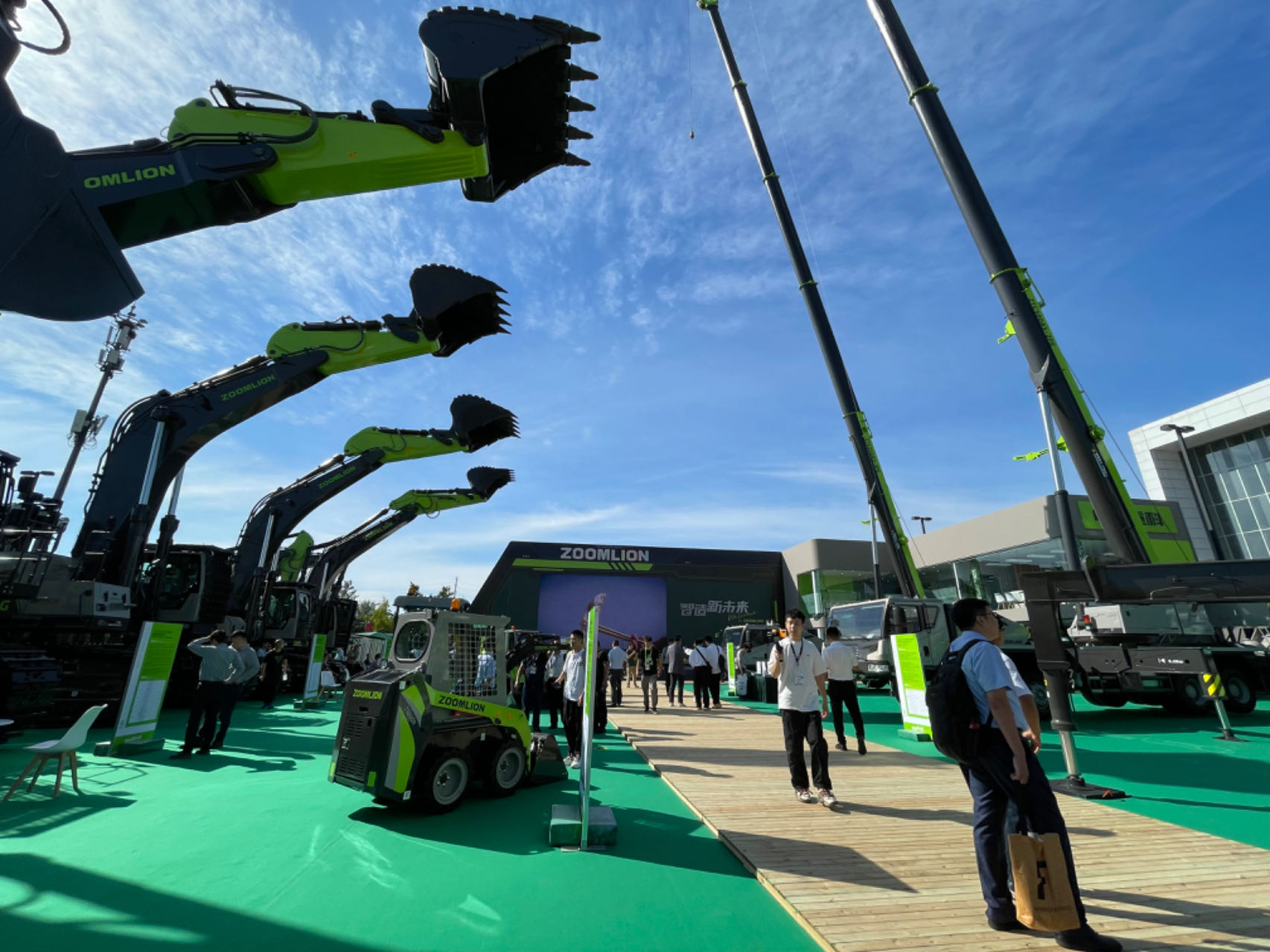 Zoomlion New Energy Crane Appears at Beijing Exhibition, Green Energy Saving Becomes "Attractive Star" on the Spot