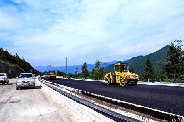 Hefeng: Highway construction in full swing