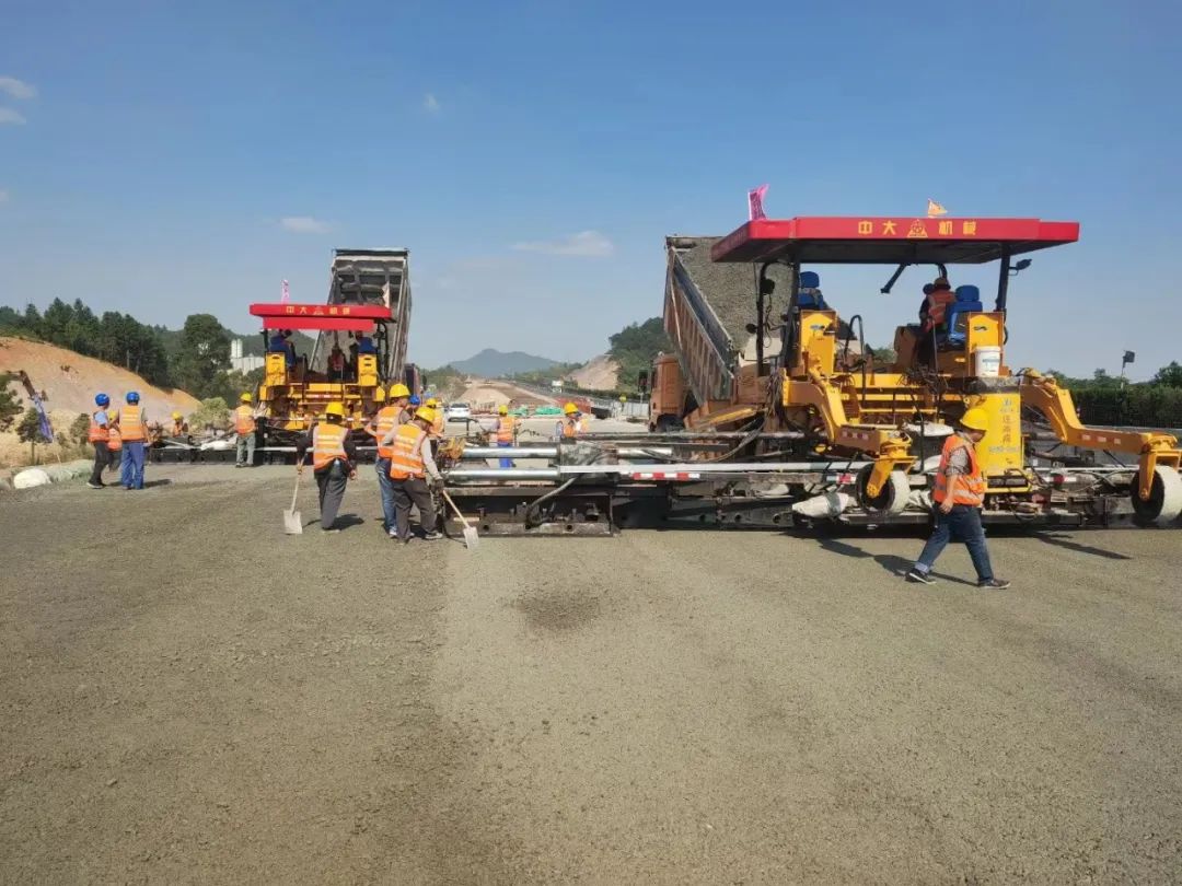 Construction of Zhongda Anti-Segregation Paver in the First Piece of Lower Base Course of A3 Bid of Reconstruction and Expansion Project of Zhangji Expressway in Jiangxi Province