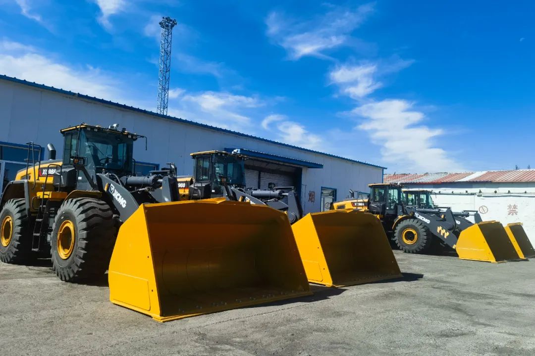 Continuous Delivery of XCMG Large Tonnage Loaders to Northeast China