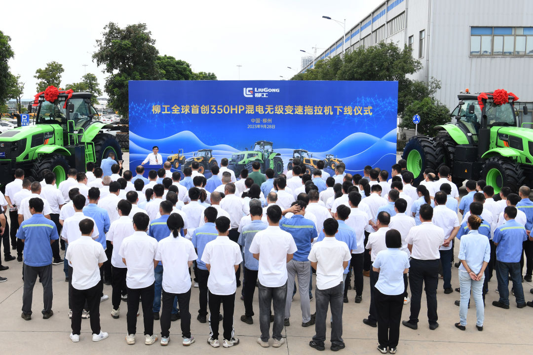 Start a new journey | Liugong's first 350 horsepower hybrid infinitely variable speed tractor rolled off the production line!