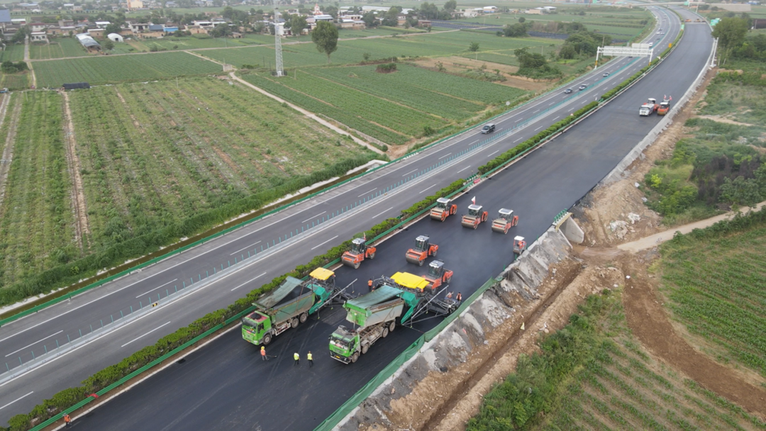 National Day Gift | Reconstruction and Expansion Project of Shaanxi Section of Beijing-Kunming Expressway Completed and Opened to Traffic, Wirtgen Group Pavement Equipment Corps Strength Helps