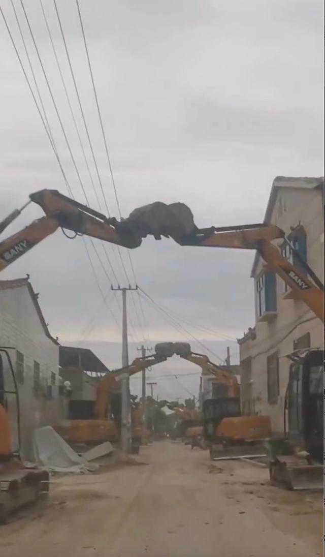 Henan Kaifeng newlyweds use 18 excavators to erect a 100-meter arch. The groom said he was driving an excavator and felt mighty and domineering.