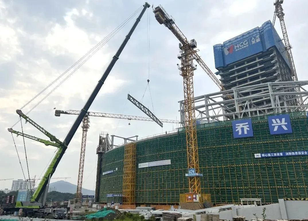 Zoomlion: 36m span! Steel structure hoisting of ZAT8000H 1000-person conference hall for escort