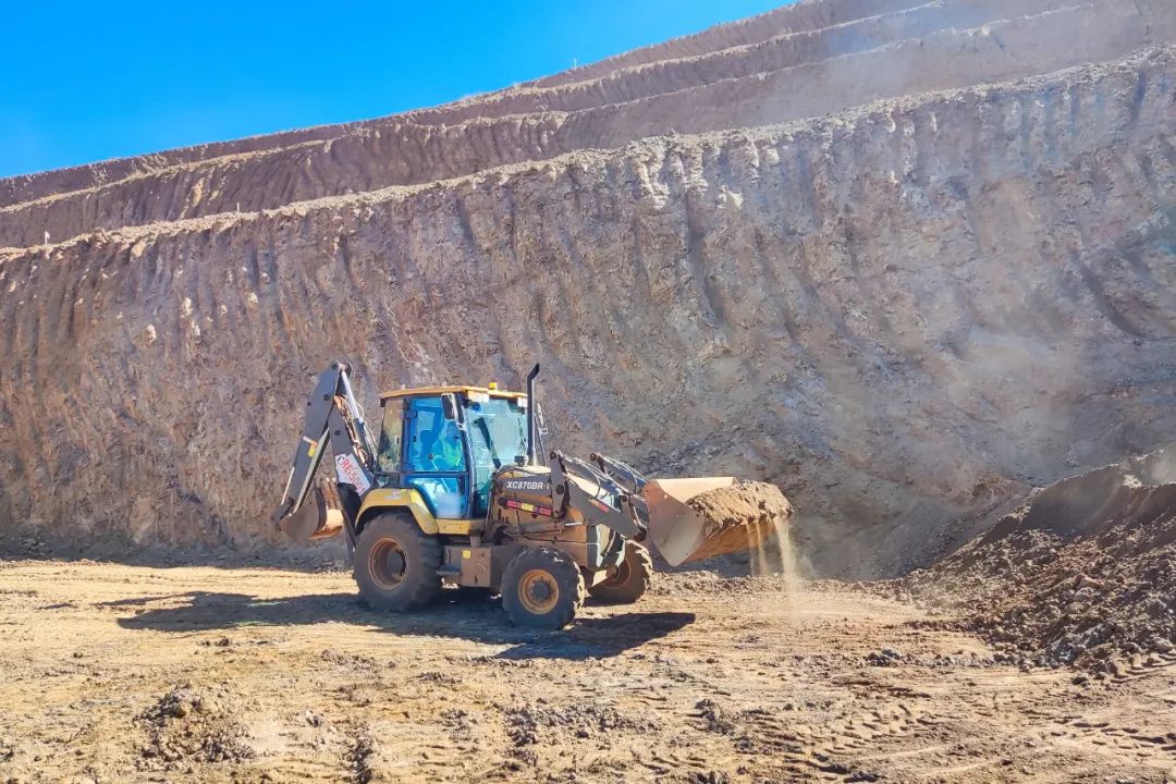 Efficient and versatile! XCMG Digging and Loading Encircles South American Mining Customers