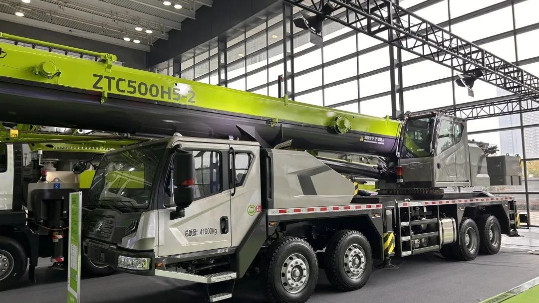 Zoomlion Crane Debuts at 2023 Building Expo, Leading the New Direction of Green Development