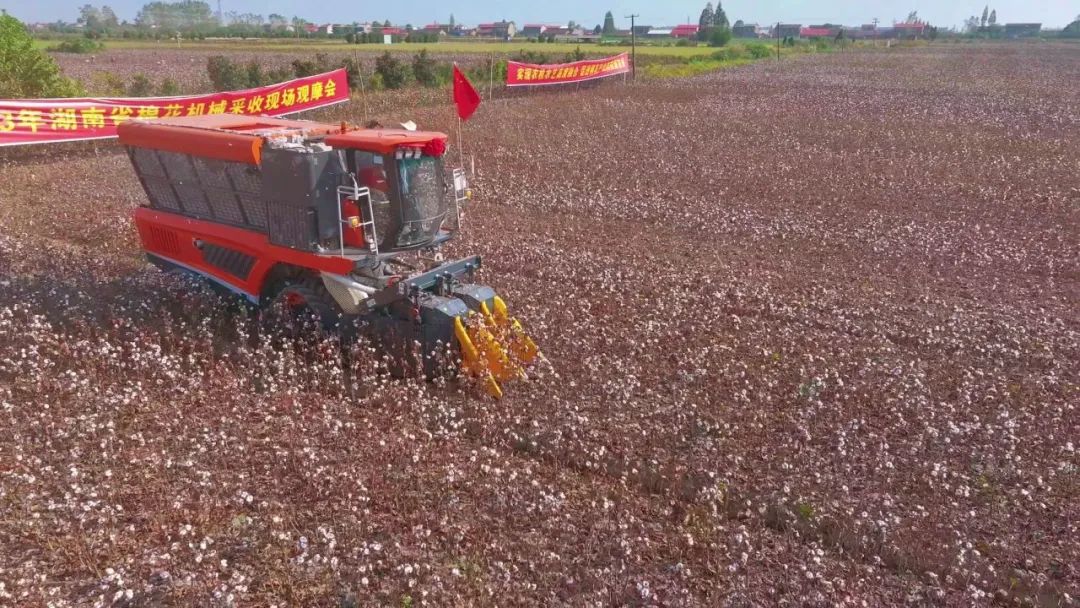 Tiejian Heavy Industry independently developed the world's first electric cotton picker to help mechanize cotton harvesting in the Yangtze River and Yellow River basins.