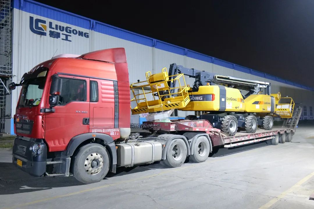 Strong equipment under extreme working conditions | Liugong High Machinery Departs in Batch in Antarctica Again