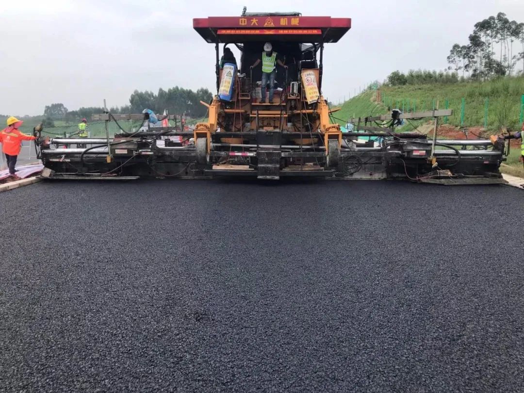 Guangxi Daily Front Page | Guangxi Road Construction Group has made every effort to break through every 0.01 millimeter in the field of asphalt pavement construction technology.