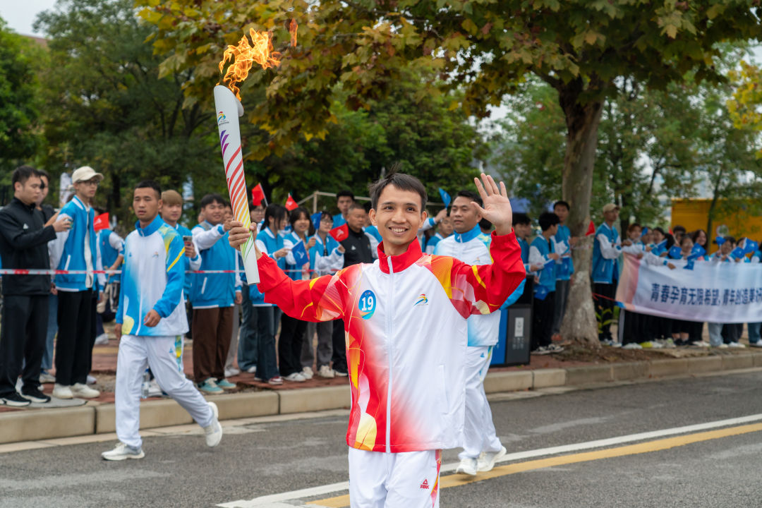 Engineer Liu: Pass the Dream | Zhou Yingfeng and Yang Jinxia Participate in the Torch Relay of the First National Youth Congress!