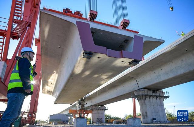 The construction of Hefei-Xinjiang Railway is in full swing