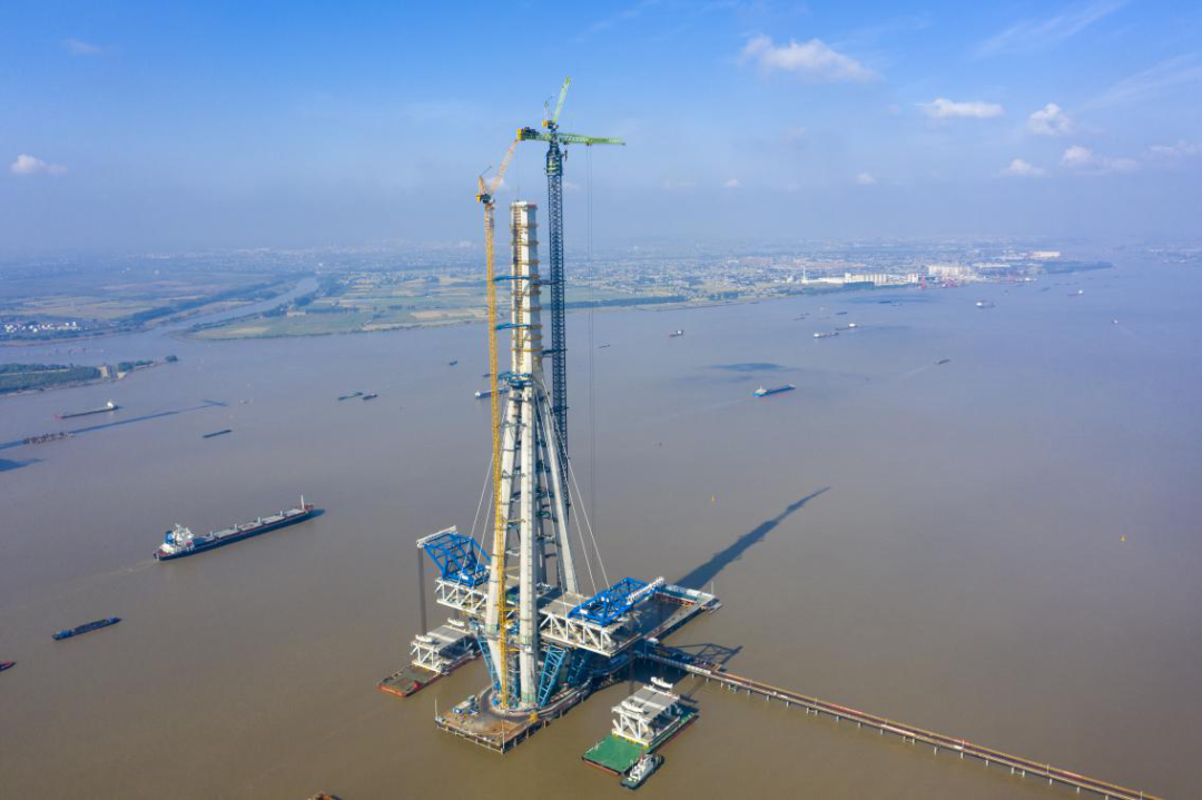 Complete the mission and start a new journey! Zoomlion W12000-450 successfully completed the construction of the main tower of Changtai Yangtze River Bridge