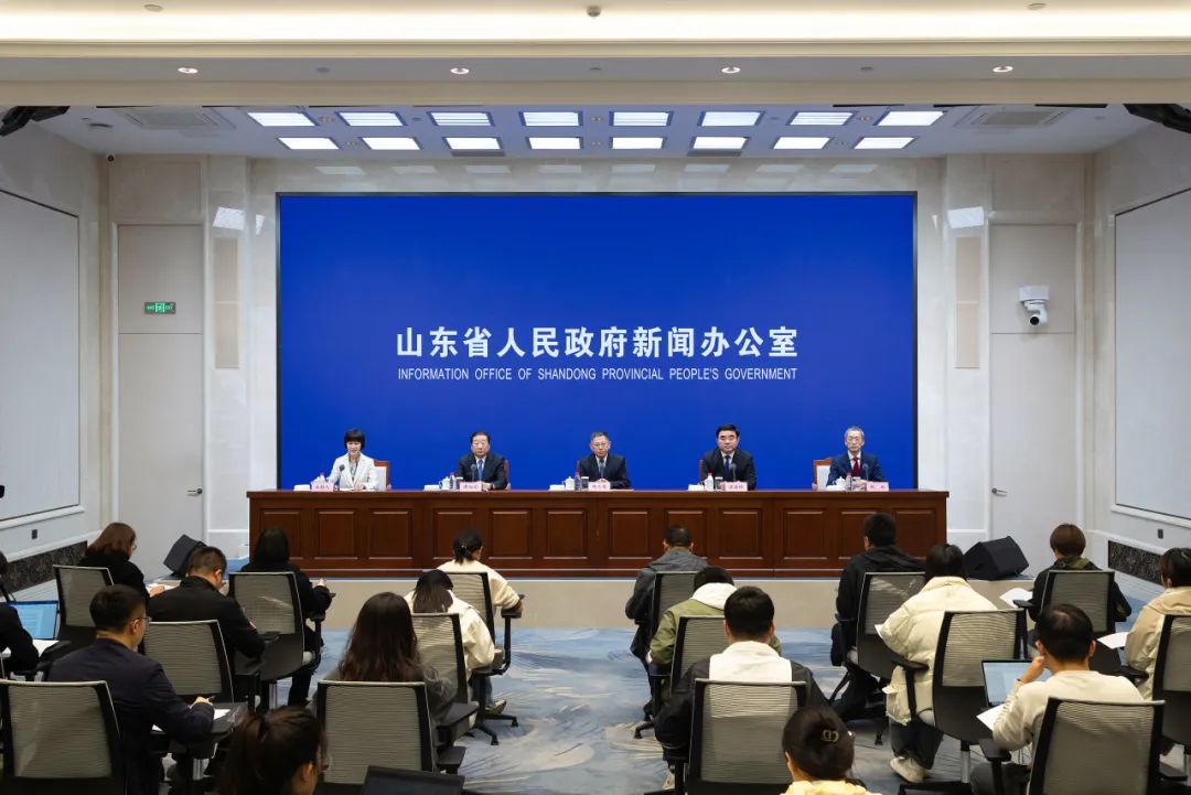 Tan Xuguang attended the press conference on deepening reform and operation of Shandong provincial enterprises in the first three quarters and answered questions from reporters.