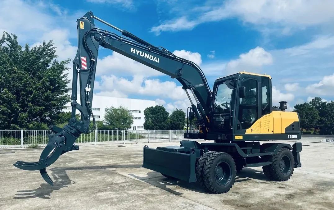 Modern R120 WM Wheeled Excavator, a New Wheel Excavator