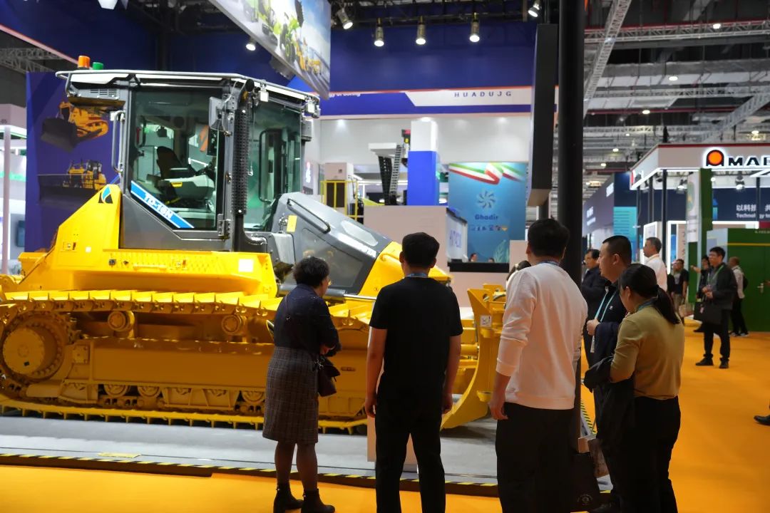 Jointly "Advance" the Future | Liugong Products Shine at the 6th China International Import Expo