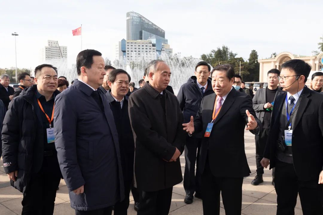 Lin Wu and Zhou Naixiang, Leaders of Shandong Province, Visited Shandong Heavy Industry Exhibition Area of "Hospitality Shandong Good Products Shandong" Promotion Activity in Beijing