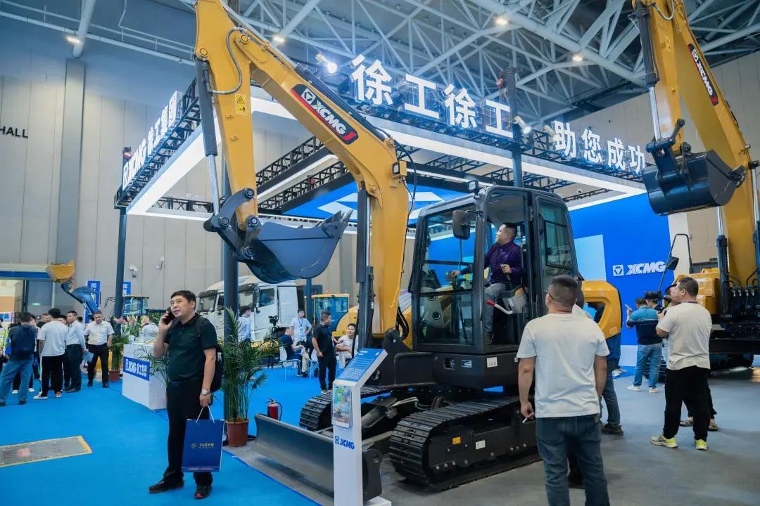 Coordinates Foshan! XCMG Unveils with 12 Municipal Engineering Construction Equipment