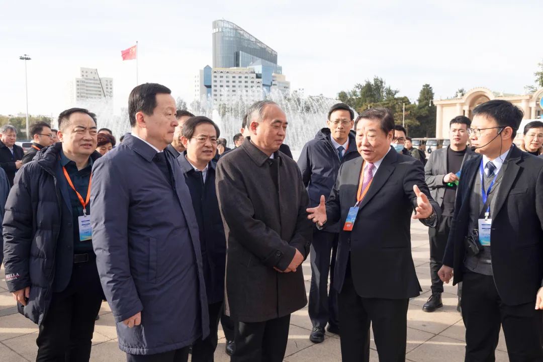 Lin Wu, Zhou Naixiang and Their Delegation Tour the Shandong Heavy Industry Exhibition Area of "Hospitality Shandong Good Products Shandong" Promotion Activity in Beijing