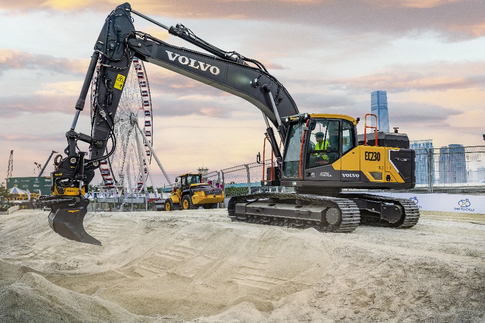 Volvo Construction Equipment Electric Products Escort the Construction and Maintenance of the World RX 2023 Final Race Track