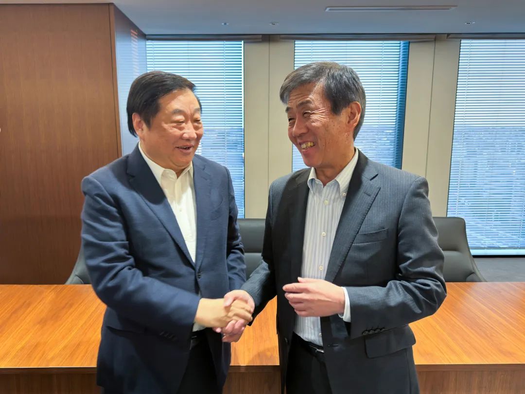 Tan Xuguang and Masanori Katayama, President of Isuzu, Japan