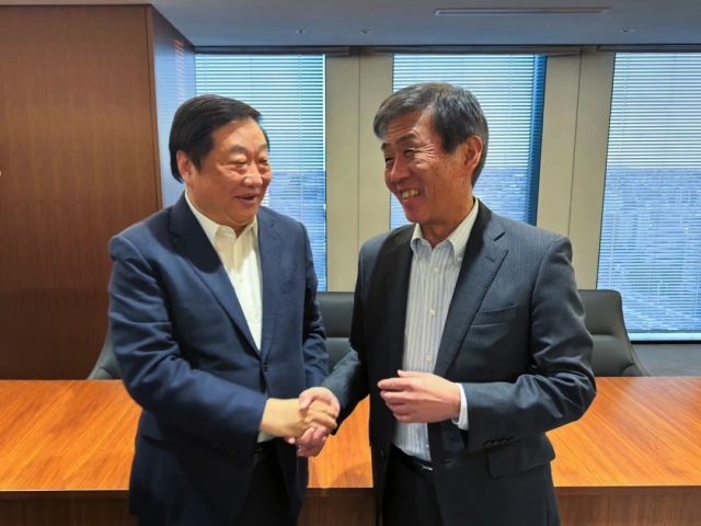 Tan Xuguang and Masanori Katayama, President of Isuzu, Japan