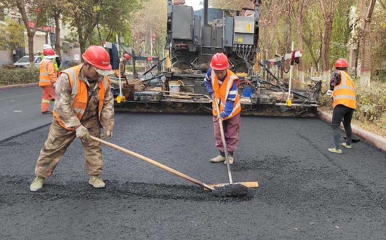 Speed up the construction period and ensure the quality! Highway maintenance of the 221st regiment is under construction