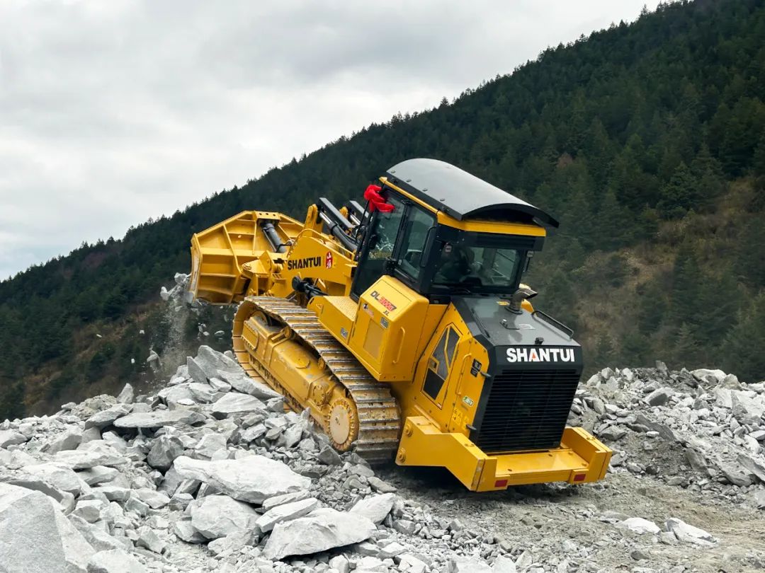 Gold Core | Shantui's First Side-unloading Push-loading Machine Shows Its Power in Plateau Tunnel