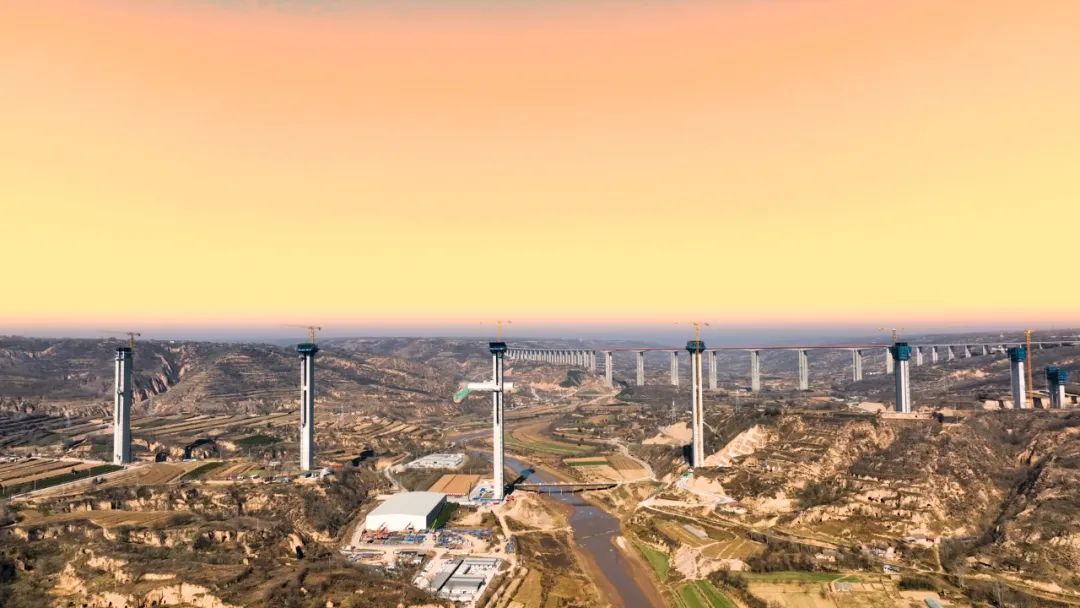 Group Tower Flying Rainbow | "Xugong Gold" Rising on the Loess Plateau