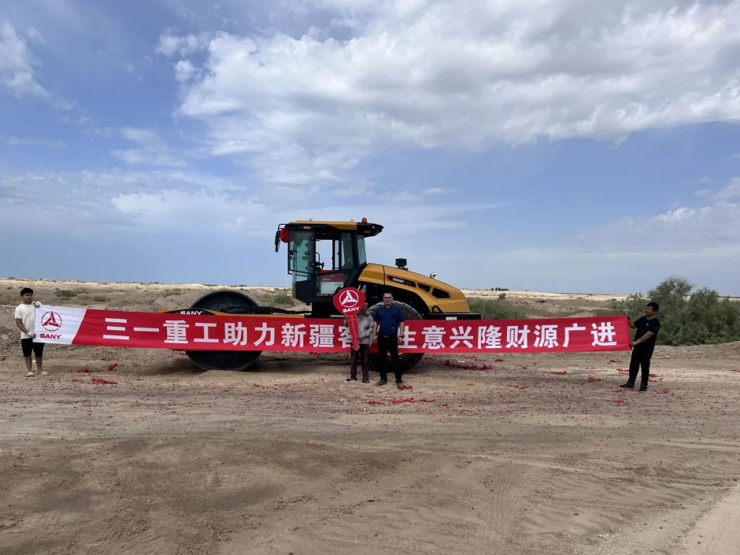 Highway construction around the lake in Xinjiang! Sany road roller fights bravely in no man's land!