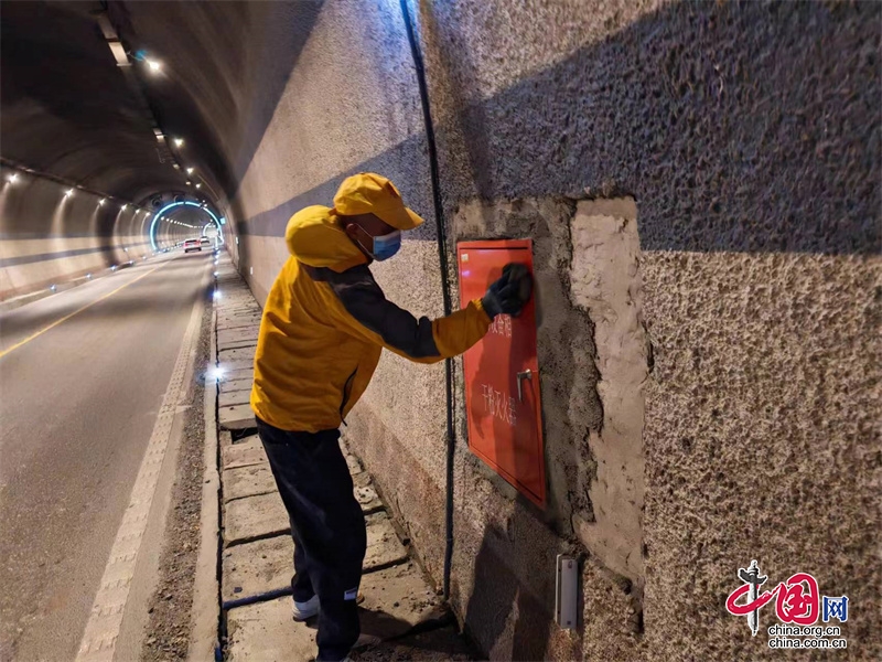 Maoxian County Highway Management Sub-bureau: Do a Good Job in Winter Road Maintenance to Ensure the Safety of People's Travel