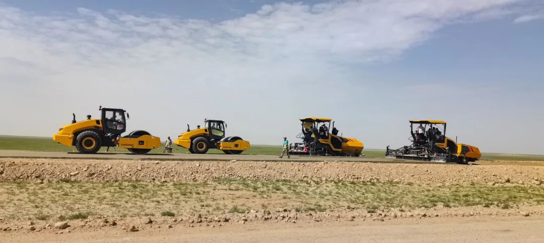 Efficient and powerful, Liugong pavement equipment to fight in the Gobi of Mongolia!