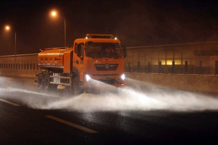 Beijing Heavy Snow Highway Maintenance Department Pre-sprinkled Snow Melting Agent in the Early Morning