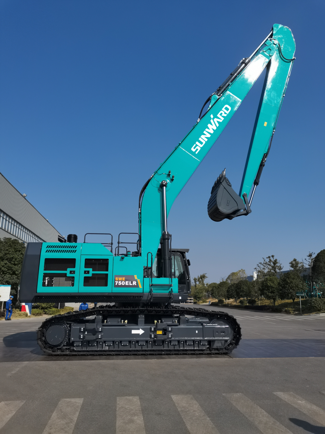 Customized development, more powerful! SWE750ELR hydraulic excavator with extended arm rolled off the production line and delivered