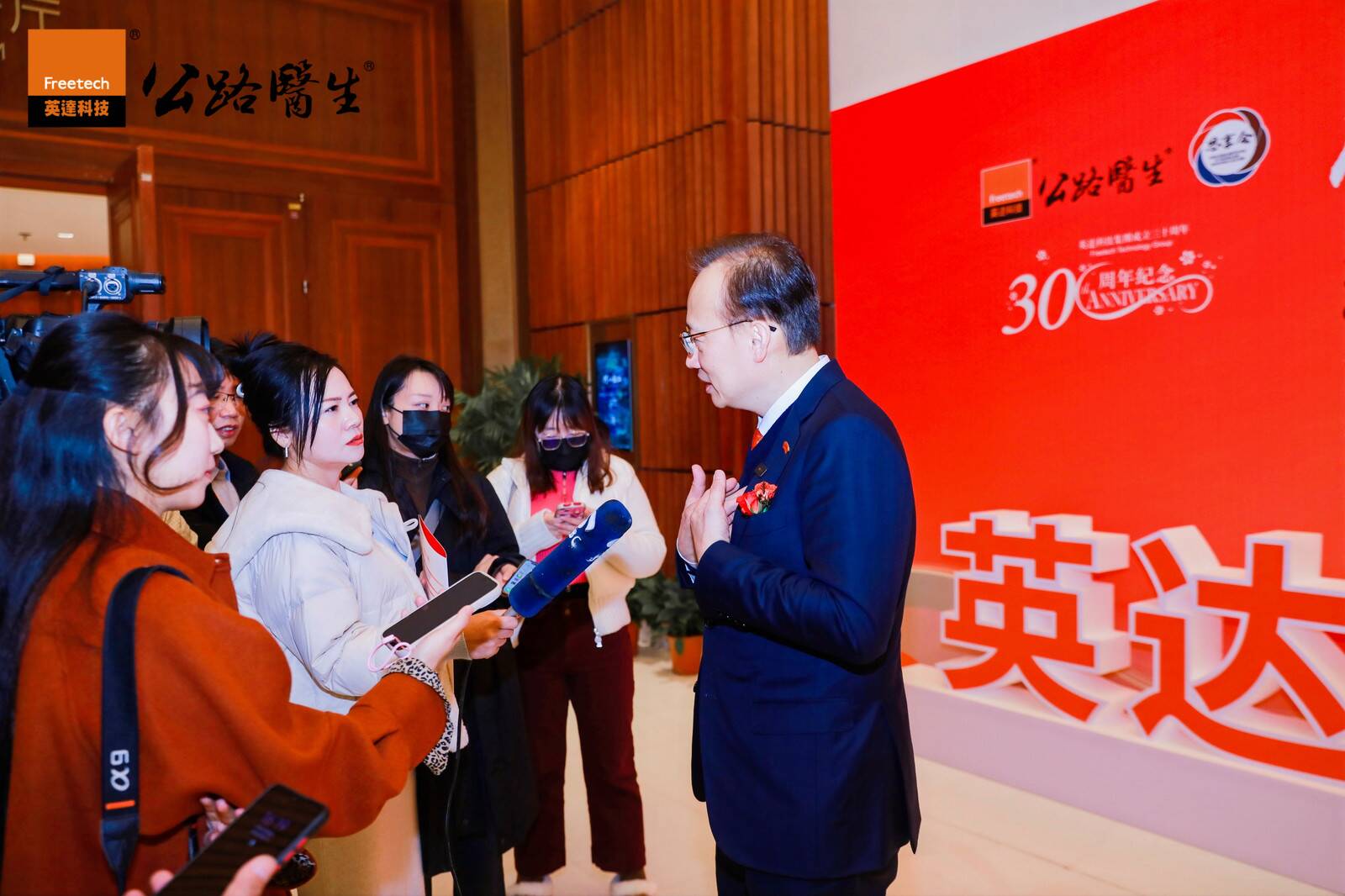 Shi Weibin, Standing Committee of Jiangsu CPPCC and Chairman of Yingda Science and Technology Group, was interviewed by the media to introduce the low-carbon action plan of "Highway Doctor".