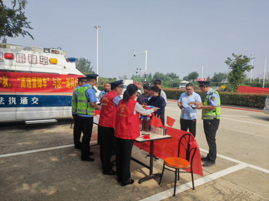 Practicing the "Five Hearts" Service, Lianxu Five Brigades Actively Respond to the Double Festival Return Peak