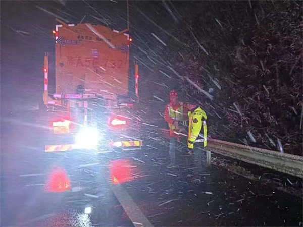 Jiangsu Traffic Law Enforcement: Make Every Effort to Remove Snow and Protect the Safety of Travel