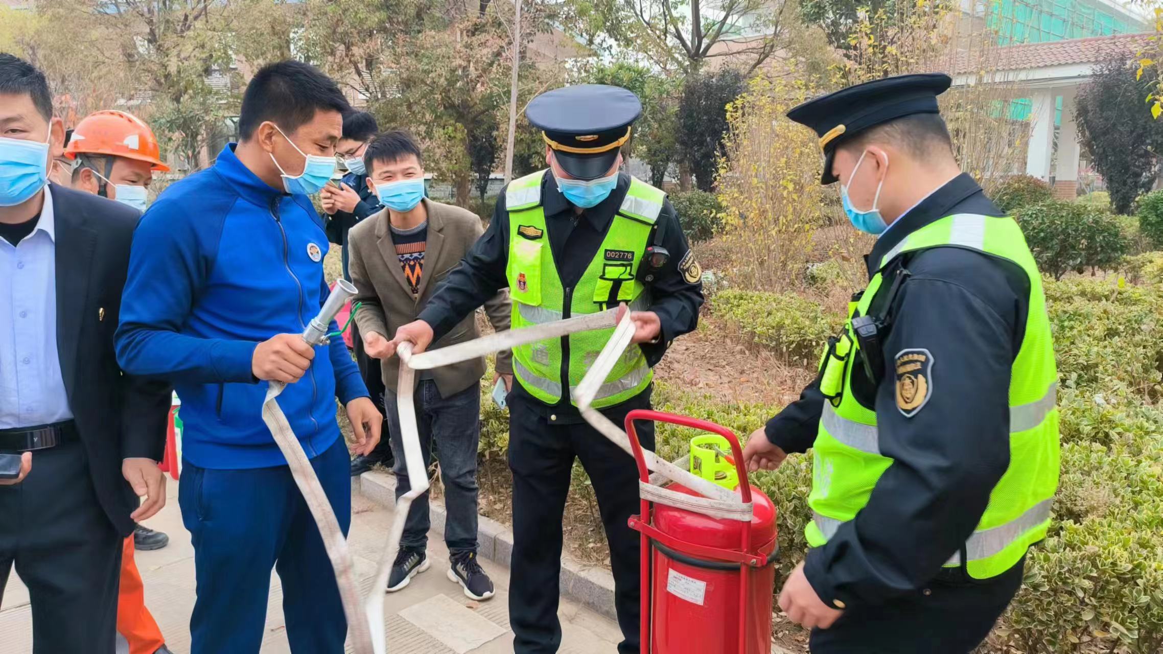 National Fire Day: Lianxu No.5 Brigade Strengthens Fire Propaganda and Hidden Danger Investigation