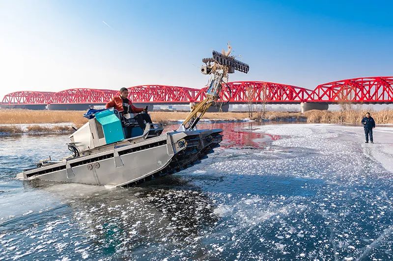 The new generation of multi-functional amphibious operation vehicle of Dahe Equipment Xuangong Company passed the field test smoothly.